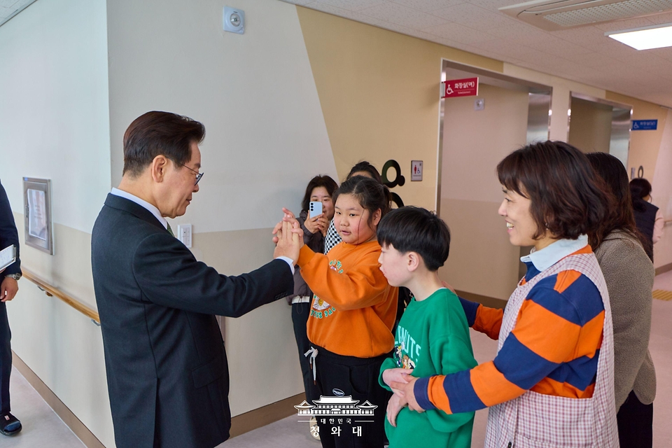 이재명 대통령이 3월 13일 충북 청주 유·초등 지적장애 공립 특수학교인 이은학교에서 학생들과 인사하고 있다.