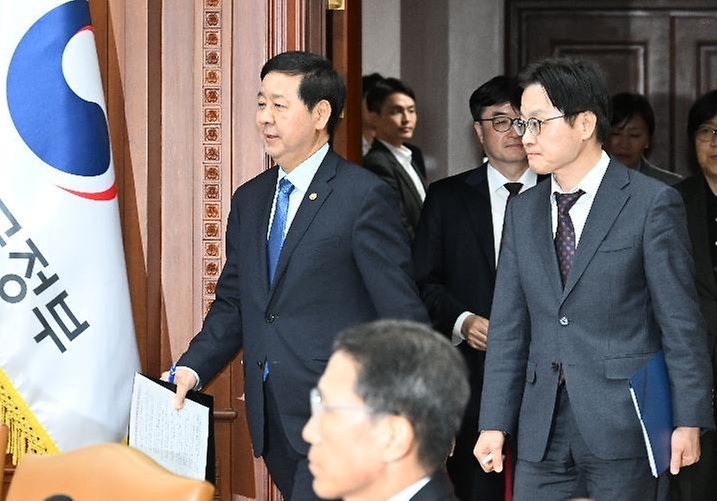 구윤철 부총리 겸 재정경제부 장관이 3월 12일 서울 종로구 정부서울청사에서 열린 '민생물가 특별관리 관계장관 TF'를 주재, 모두발언을 하고 있다.