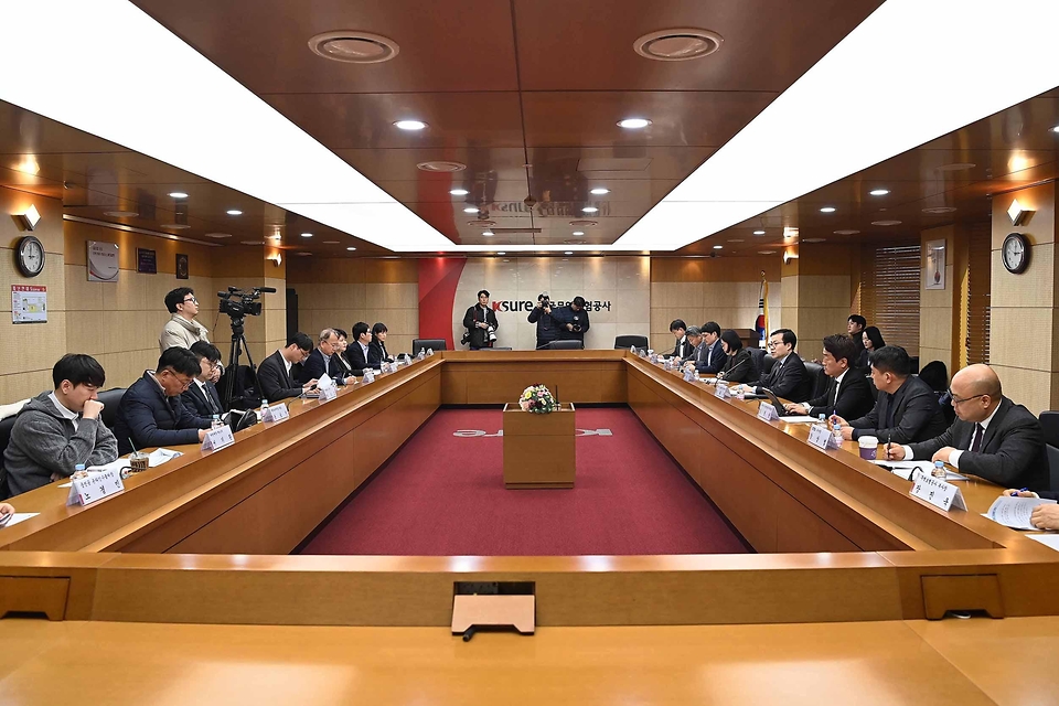 여한구 산업통상부 통상교섭본부장이 3월 11일 서울 종로구 한국무역보험공사 중회의실에서 코트라, 한국무역협회 등 관련 지원기관과 중동정세, 에너지, 공급망, 물류 등 분야별 전문가 및 중동 수출 애로 중소·중견 기업 대표 등 관계자가 참석한 가운데 열린 '중동 수출기업 지원 간담회'를 주재하고 있다.