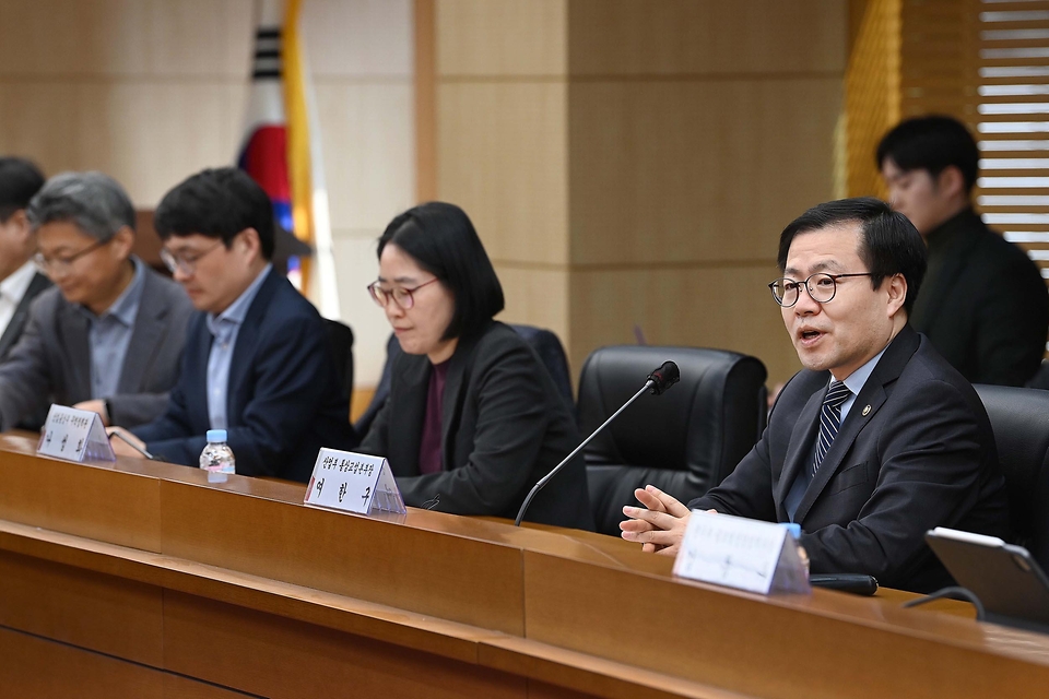 여한구 산업통상부 통상교섭본부장이 3월 11일 서울 종로구 한국무역보험공사 중회의실에서 코트라, 한국무역협회 등 관련 지원기관과 중동정세, 에너지, 공급망, 물류 등 분야별 전문가 및 중동 수출 애로 중소·중견 기업 대표 등 관계자가 참석한 가운데 열린 '중동 수출기업 지원 간담회'를 주재하고 있다.