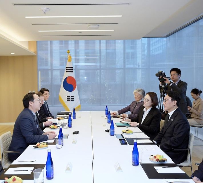 미국을 방문 중인 김민석 국무총리가 3월 12일(현지 시간) 미국 워싱턴DC 백악관에서 앤디 김(Andy Kim) 상원의원과 면담을 하고 있다.