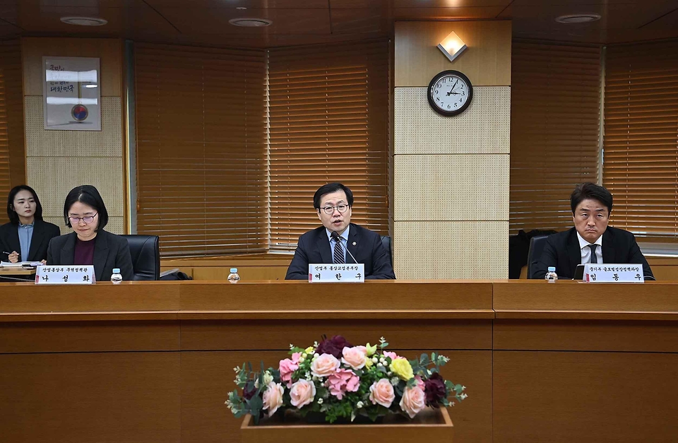 여한구 산업통상부 통상교섭본부장이 3월 11일 서울 종로구 한국무역보험공사 중회의실에서 코트라, 한국무역협회 등 관련 지원기관과 중동정세, 에너지, 공급망, 물류 등 분야별 전문가 및 중동 수출 애로 중소·중견 기업 대표 등 관계자가 참석한 가운데 열린 '중동 수출기업 지원 간담회'를 주재하고 있다.