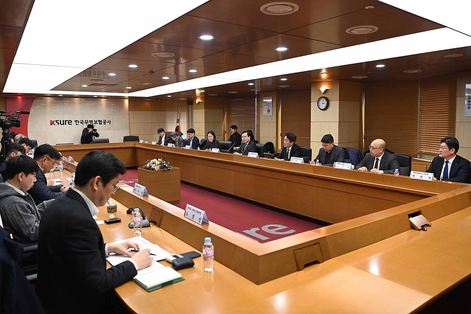 여한구 산업통상부 통상교섭본부장이 3월 11일 서울 종로구 한국무역보험공사 중회의실에서 코트라, 한국무역협회 등 관련 지원기관과 중동정세, 에너지, 공급망, 물류 등 분야별 전문가 및 중동 수출 애로 중소·중견 기업 대표 등 관계자가 참석한 가운데 열린 '중동 수출기업 지원 간담회'를 주재하고 있다.