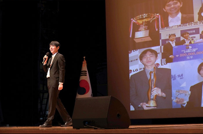 김용선 지식재산처 처장이 3월 12일 대전시 서구 정부대전청사에서 '인공지능(AI) 시대 인간 창의성의 상징', 이세돌 울산과학기술원(UNIST) 특임교수를 지식재산처 초대 홍보대사로 위촉하고 있다.