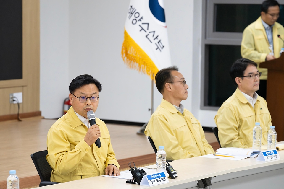 김성범 해양수산부 장관 직무대행이 3월 11일 해양수산부 대회의실에서 페르시아만 내에 있는 우리 선박의 선사 및 선박관리사, 한국해운협회, 한국선박관리산업협회와 전국해상노동조합연맹, 전국해운노동조합협의회 등 노동조합 관계자들과 간담회를 진행하고 있다.