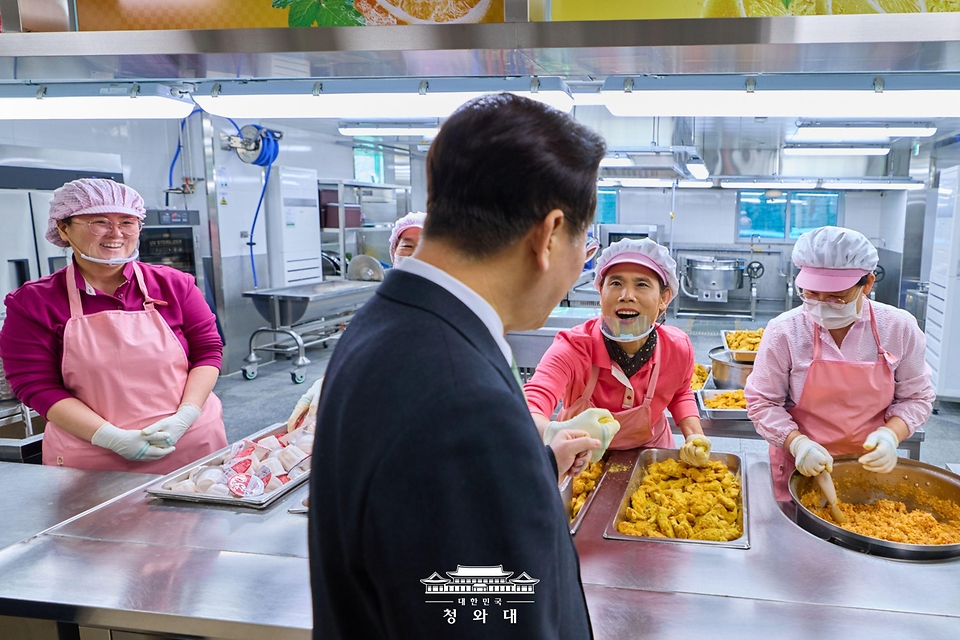 이재명 대통령이 3월 13일 충북 청주 유·초등 지적장애 공립 특수학교인 이은학교에서 급식실 조리사와 인사하고 있다.