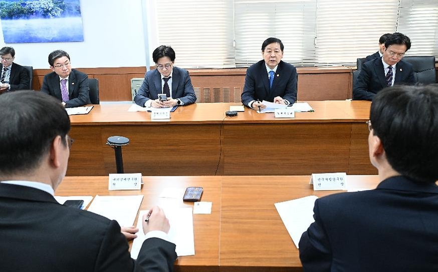 구윤철 부총리 겸 재정경제부 장관이 3월 12일 서울 종로구 정부서울청사에서 열린 '중동상황 관련 민관 합동 비상경제 대응회의'를 주재하고 있다.