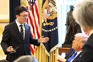 미국을 방문 중인 김민석 국무총리가 3월 13일(현지 시간) 미국 워싱턴DC 백악관에서 도널드 트럼프 미국 대통령과 면담을 하고 있다.