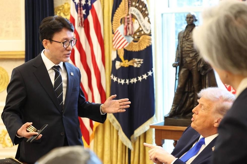 미국을 방문 중인 김민석 국무총리가 3월 13일(현지 시간) 미국 워싱턴DC 백악관에서 도널드 트럼프 미국 대통령과 면담을 하고 있다.