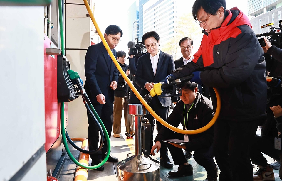 김정관 산업통상부 장관이 3월 13일 국제유가 급등 상황 속에서도 인근 주유소보다 가격을 적게 올린 서울시 마포구 도화동에 위치한 SK에너지 직영 주유소를 방문해 관계자로부터 최근 석유 가격 동향을 청취한 후 석유제품 가격·품질·유통 검사를 참관하고 "최적가격제 시행 이후 국민이 석유 가격 안정을 직접적으로 체감할 수 있도록 앞으로도 판매가격은 안정적으로 유지해 줄 것"을 요청하고 있다.