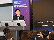 제10차 한-일 재무장관회의 참석차 일본 도쿄를 방문 중인 구윤철 부총리 겸 재정경제부 장관이 3월 13일(현지 시간) 블룸버그 도쿄지국에서 열린 일본 소재 글로벌 투자기관 대상 '한국경제 투자설명회'에서 기조연설 후 참석자 질문에 답변하고 있다.