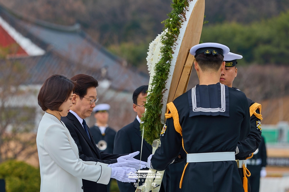 이재명 대통령과 김혜경 여사가 3월 15일 경남 창원시 마산회원구 국립 3·15 민주 묘지에서 헌화하고 있다.