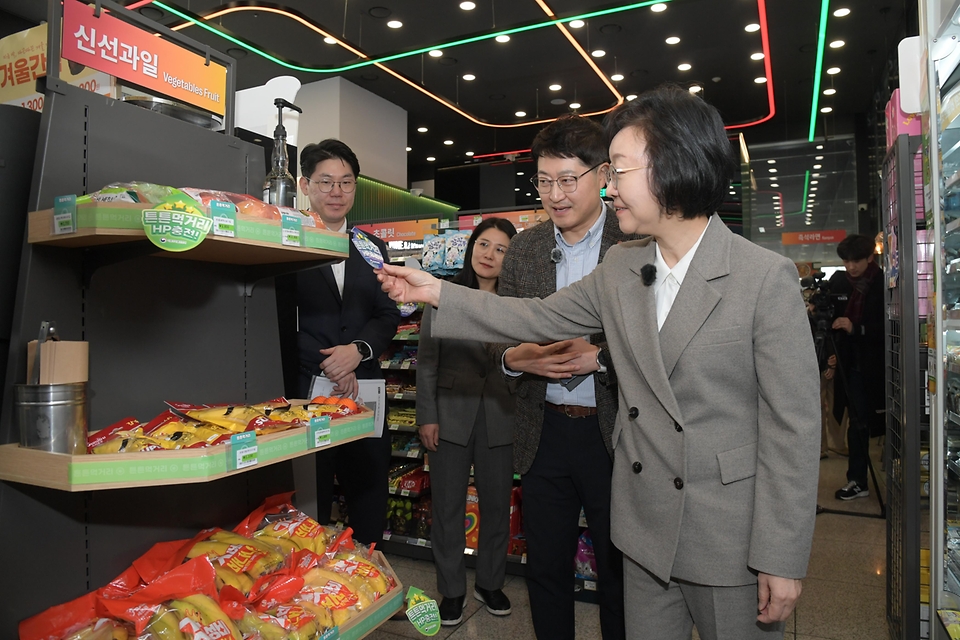 오유경 식품의약품안전처 처장이 3월 12일 서울 강동구 세븐일레븐 뉴웨이브오리진점을 방문해 '튼튼먹거리 매장' 1호점 현판식을 갖고 현장을 점검하고 있다.