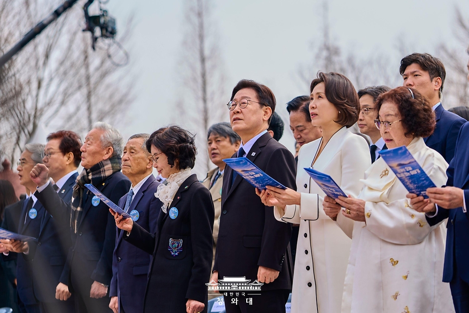 이재명 대통령과 참석자들이 3월 15일 경남 창원시 마산회원구 국립 3·15 민주 묘지에서 열린 제66주년 3·15의거 기념식에서 3·15의거 노래를 제창하고 있다.