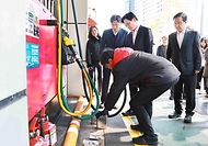 김정관 산업통상부 장관이 3월 13일 국제유가 급등 상황 속에서도 인근 주유소보다 가격을 적게 올린 서울시 마포구 도화동에 위치한 SK에너지 직영 주유소를 방문해 관계자로부터 최근 석유 가격 동향을 청취한 후 석유제품 가격·품질·유통 검사를 참관하고 "최적가격제 시행 이후 국민이 석유 가격 안정을 직접적으로 체감할 수 있도록 앞으로도 판매가격은 안정적으로 유지해 줄 것"을 요청하고 있다.