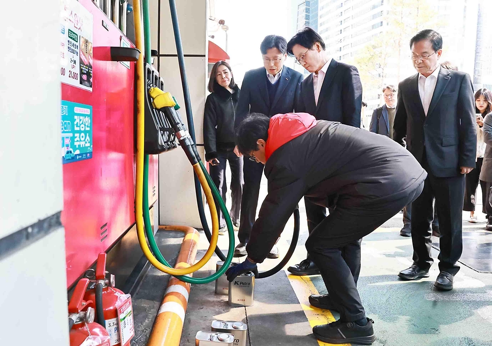 김정관 산업통상부 장관이 3월 13일 국제유가 급등 상황 속에서도 인근 주유소보다 가격을 적게 올린 서울시 마포구 도화동에 위치한 SK에너지 직영 주유소를 방문해 관계자로부터 최근 석유 가격 동향을 청취한 후 석유제품 가격·품질·유통 검사를 참관하고 "최적가격제 시행 이후 국민이 석유 가격 안정을 직접적으로 체감할 수 있도록 앞으로도 판매가격은 안정적으로 유지해 줄 것"을 요청하고 있다.