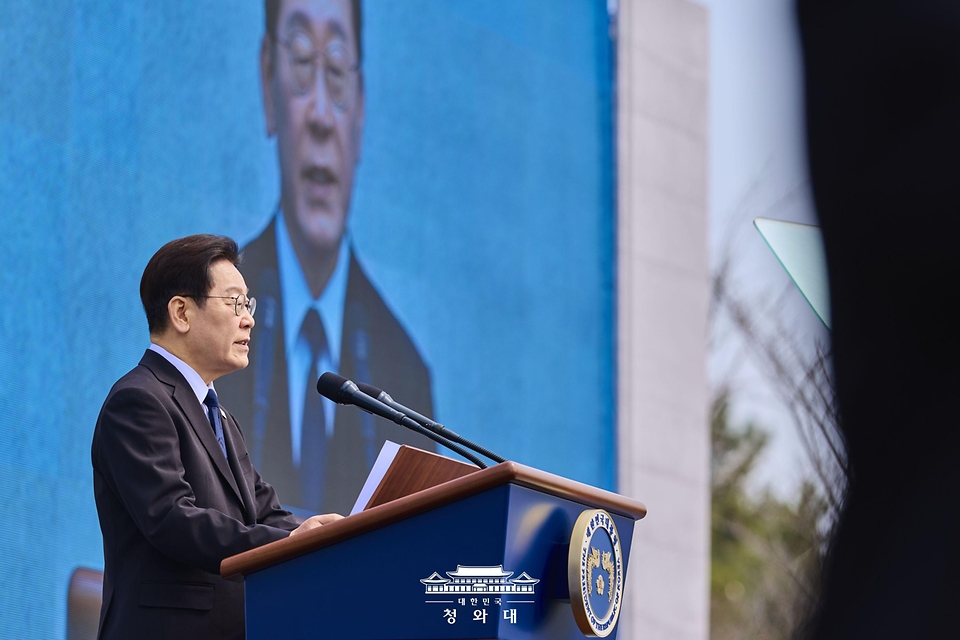 이재명 대통령이 3월 15일 경남 창원시 마산회원구 국립 3·15 민주 묘지에서 열린 제66주년 3·15의거 기념식에서 기념사를 하고 있다. 