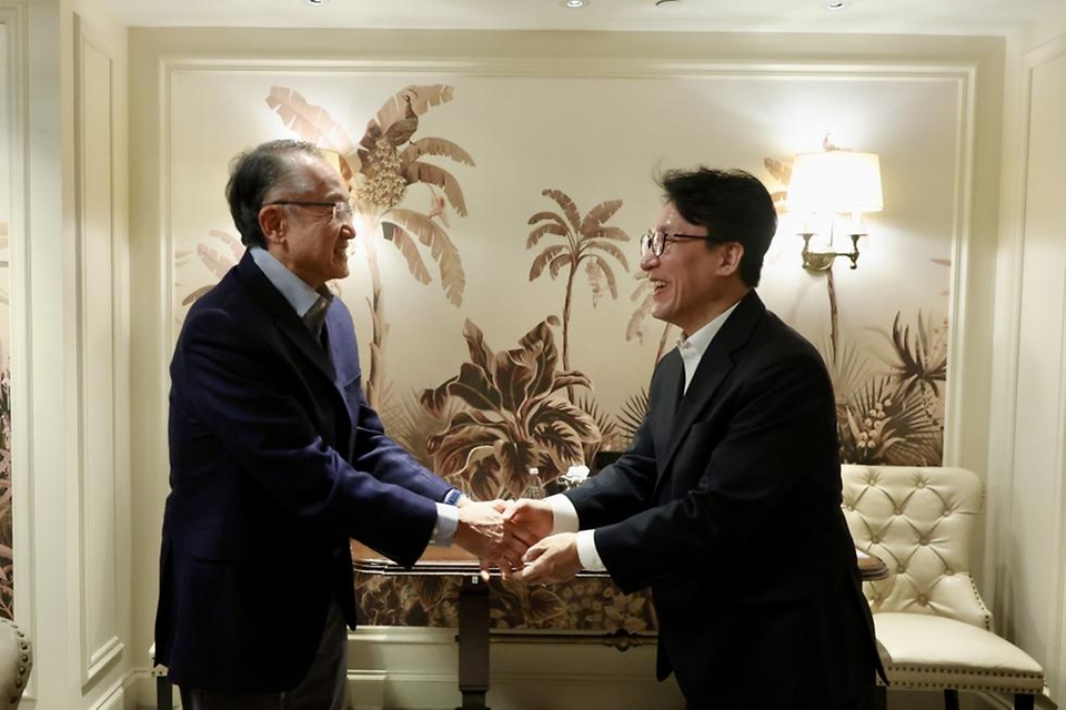 미국을 방문 중인 김민석 국무총리가 3월 15일(현지 시간) 미국 뉴욕 인터컨티넨탈 바클레이 호텔에서 김용(Jim Yong Kim) 前 WB 총재와 면담을 하고 있다.