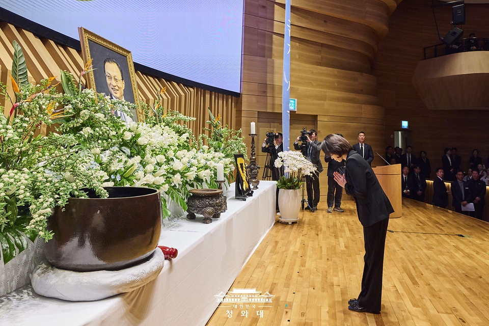 김혜경 여사가 3월 14일 서울 동작구 원불교 소태산기념관에 열린 고 이해찬 전 국무총리 49재에서 분향 후 합장하고 있다. 