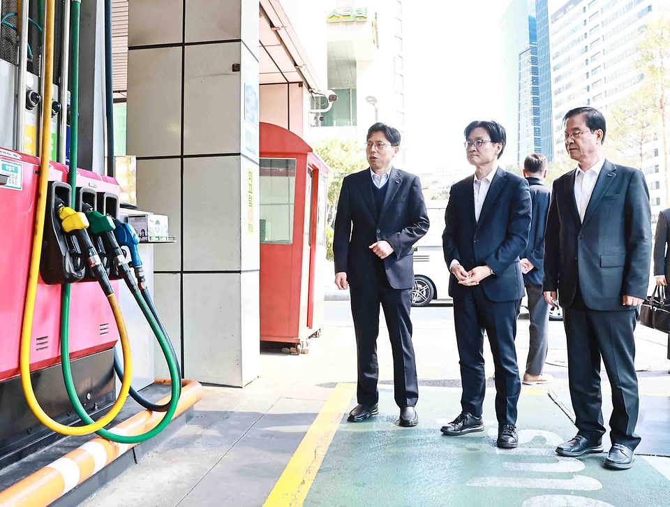 김정관 산업통상부 장관이 3월 13일 국제유가 급등 상황 속에서도 인근 주유소보다 가격을 적게 올린 서울시 마포구 도화동에 위치한 SK에너지 직영 주유소를 방문해 관계자로부터 최근 석유 가격 동향을 청취한 후 석유제품 가격·품질·유통 검사를 참관하고 "최적가격제 시행 이후 국민이 석유 가격 안정을 직접적으로 체감할 수 있도록 앞으로도 판매가격은 안정적으로 유지해 줄 것"을 요청하고 있다.