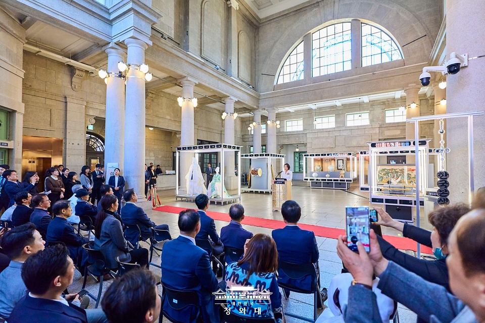 김혜경 여사가 3월 13일 서울 중구 문화역서울284에서 열린 정부조달 문화상품 특별전 '한국본색' 개막식에서 축사하고 있다.