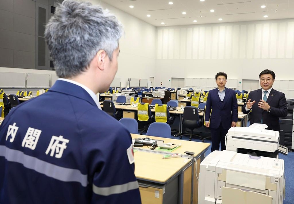 윤호중 행정안전부 장관이 3월 13일 오후 일본 도쿄 고토구 소재 임해광역방재공원 내 지휘소를 방문해, 재난 발생 시 지휘·물자 집결·의료 대응 등이 이뤄지는 광역 대응 거점 공간 시설에 대한 브리핑을 받고 있다.