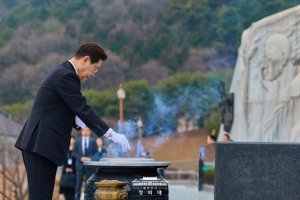 이재명 대통령과 김혜경 여사가 3월 15일 경남 창원시 마산회원구 국립 3·15 민주 묘지에서 분향하고 있다. 
