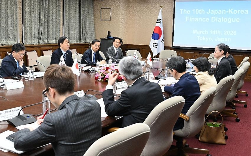 구윤철 부총리 겸 재정경제부 장관이 3월 14일(현지 시간) 일본 도쿄 재무성에서 열린 '제10차 한-일 재무장관회의' 시작에 앞서 카타야마 사츠키 일본 재무장관과 기념사진을 찍은 후 회의에 참석, 모두발언을 하고 있다.