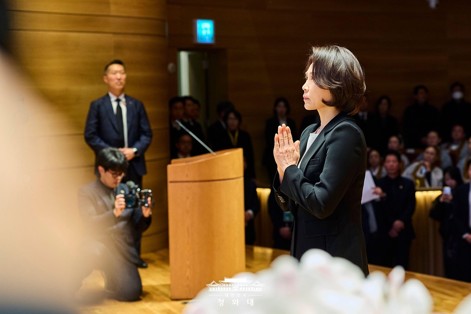 김혜경 여사가 3월 14일 서울 동작구 원불교 소태산기념관에 열린 고 이해찬 전 국무총리 49재에서 분향 후 합장하고 있다. 