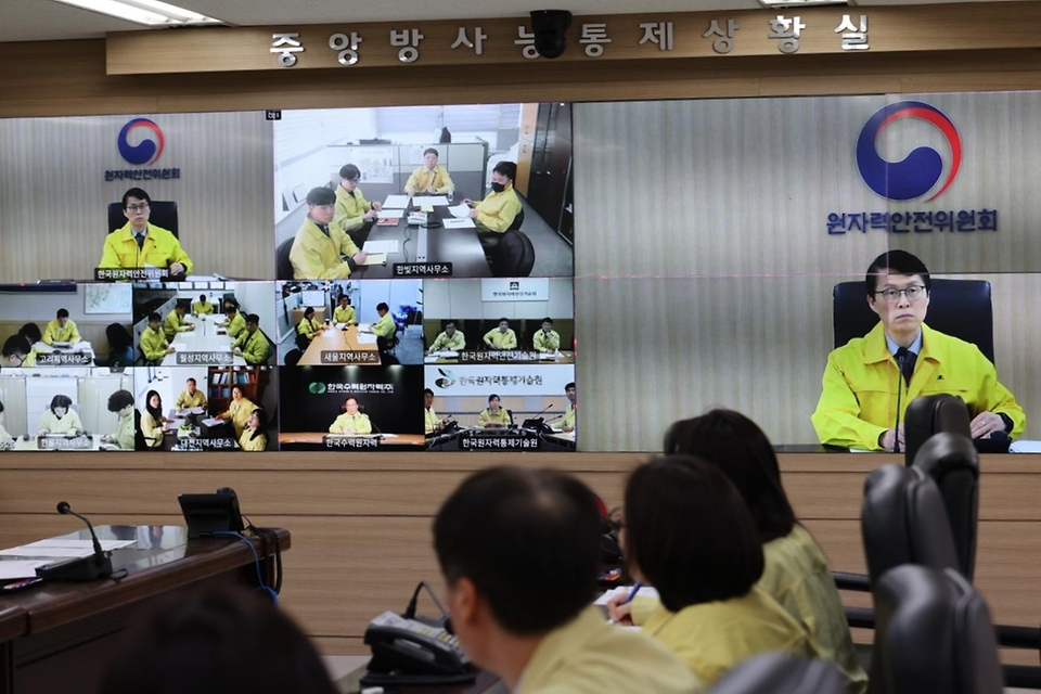 최원호 원자력안전위원회 위원장이 3월 13일 서울 중구 원자력안전위원회 중앙방사능통제상황실에서 원안위 소속 6개 지역사무소를 비롯해 한국원자력안전기술원, 한국원자력통제기술원, 한국수력원자력(주)와 가동원전 안전관리 현황 점검회의를 영상으로 개최, 비상대응체계와 기관 관 협력 사항을 종합적으로 점검하고 있다.