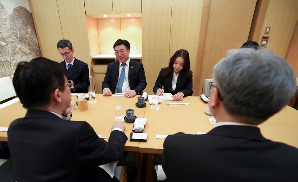 윤호중 행정안전부 장관과 마쓰모토 히사시 일본 디지털대신이 3월 13일(현지 시간) 일본 도쿄에서 조찬 회담을 갖고 '인공지능 정부 분야 MOU' 체결 등 양국 간 협력 강화 방안을 논의하고 있다.