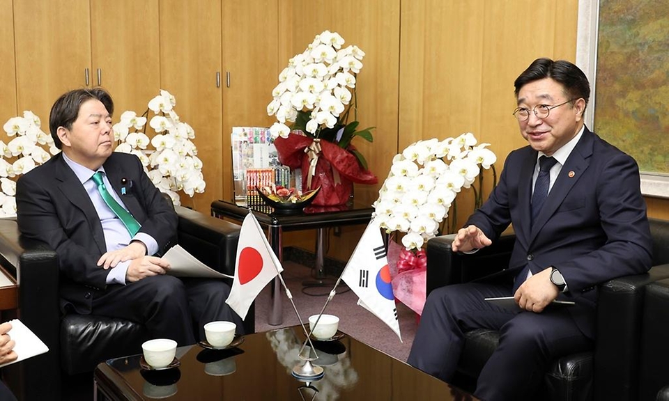 윤호중 행정안전부 장관과 하야시 요시마사 총무대신이 3월 12일(현지 시간) 도쿄 총무성 청사에서 고향사랑기부제, 광역시도 간 행정통합 등 양국 공통 현안에 대한 실질적인 교류 확대 방안을 논의하고 있다.