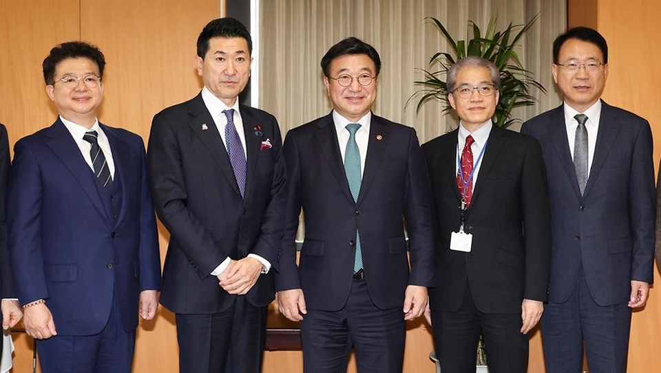 윤호중 행정안전부 장관이 3월 13일(현지 시간) 일본 도쿄 내각부 회의실에서 아카마 지로 방재대신과 한-일 방재회의 및 재난분야 협력 MOU 등 실질적인 협력 확대 방안을 논의한 뒤 기념 촬영을 하고 있다.