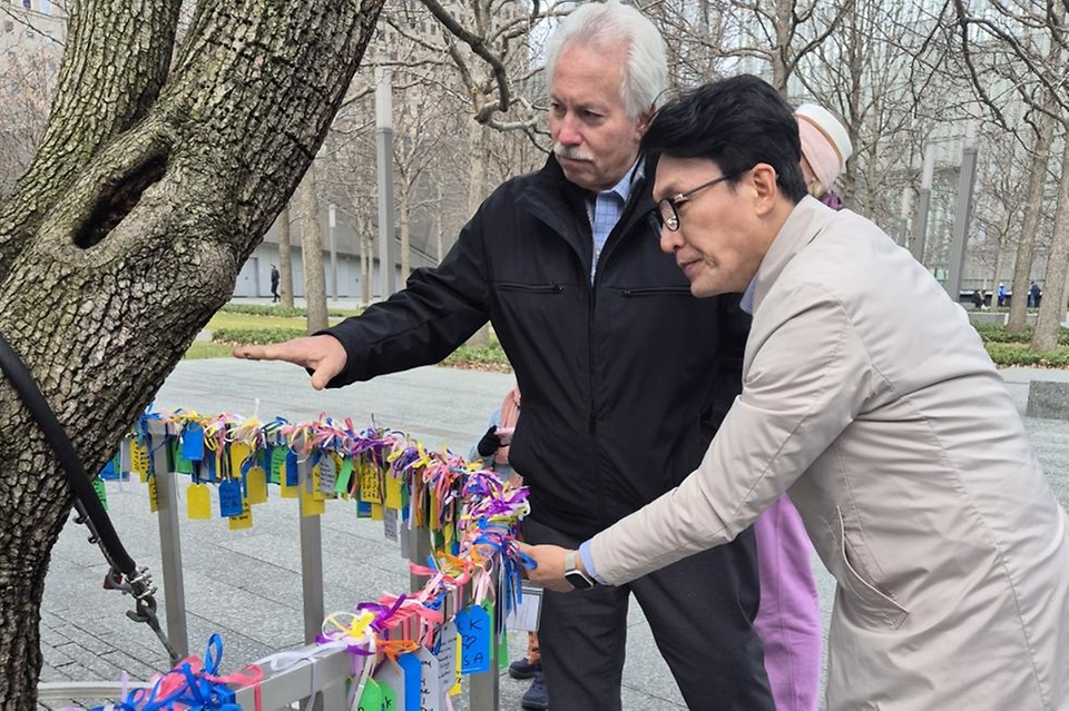 미국을 방문 중인 김민석 국무총리가 3월 15일(현지 시간) 미국 9·11 추모공원을 방문해 조의를 표하고 있다.