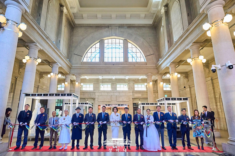 김혜경 여사가 3월 13일 서울 중구 문화역서울284에서 열린 정부조달 문화상품 특별전 '한국본색' 개막식에서 테이프 커팅을 하고 있다.