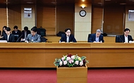 김정관 산업통상부 장관이 3월 13일 서울 종로구 한국무역보험공사 중회의실에서 재정경제부, 국토교통부, 국세청, 한국석유공사, 한국석유관리원을 비롯한 관계 부처와 관련 유관기관 관계자 등이 참석한 가운데 열린 '범부처 합동점검단 회의'를 주재하고, 인사말을 한 후 최근 석유시장 점검 결과를 공유하고 있다.