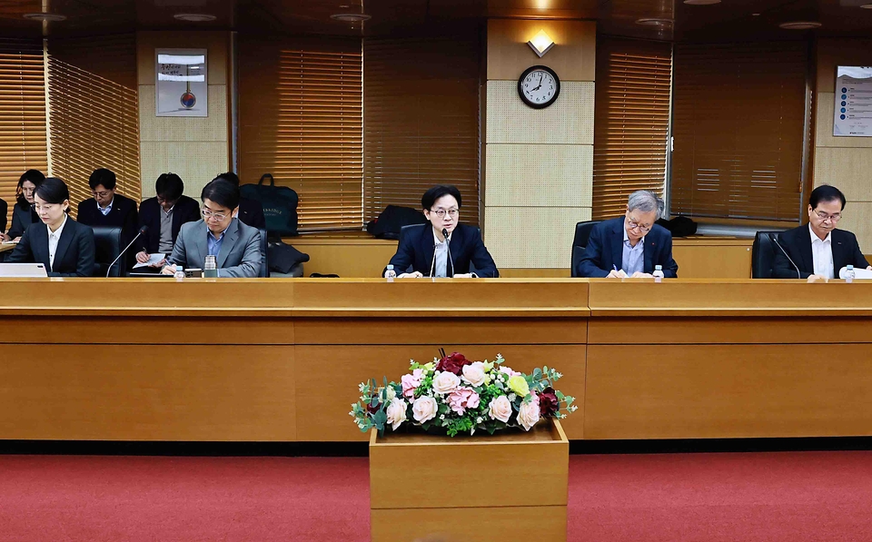 김정관 산업통상부 장관이 3월 13일 서울 종로구 한국무역보험공사 중회의실에서 재정경제부, 국토교통부, 국세청, 한국석유공사, 한국석유관리원을 비롯한 관계 부처와 관련 유관기관 관계자 등이 참석한 가운데 열린 '범부처 합동점검단 회의'를 주재하고, 인사말을 한 후 최근 석유시장 점검 결과를 공유하고 있다.