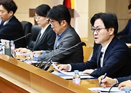 김정관 산업통상부 장관이 3월 13일 서울 종로구 한국무역보험공사 중회의실에서 한국석유공사, 대한석유협회, 정유사(GS칼텍스, S-OIL, SK이노베이션, HD현대오일뱅크), 석유관리원, 주유소협회 등 관계자가 참석한 가운데 열린 '석유시장 점검회의'를 주재하고, 인사말을 한 후 국내·외 석유 가격 동향 및 대응 방안과 정유사 주유소 석유공급 및 가격 동향 등을 논의하고 있다.