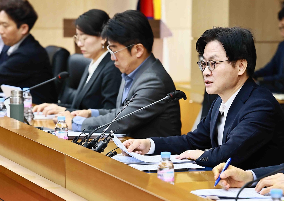 김정관 산업통상부 장관이 3월 13일 서울 종로구 한국무역보험공사 중회의실에서 한국석유공사, 대한석유협회, 정유사(GS칼텍스, S-OIL, SK이노베이션, HD현대오일뱅크), 석유관리원, 주유소협회 등 관계자가 참석한 가운데 열린 '석유시장 점검회의'를 주재하고, 인사말을 한 후 국내·외 석유 가격 동향 및 대응 방안과 정유사 주유소 석유공급 및 가격 동향 등을 논의하고 있다.
