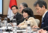 구윤철 부총리 겸 재정경제부 장관이 3월 14일(현지 시간) 일본 도쿄 재무성에서 열린 '제10차 한-일 재무장관회의' 시작에 앞서 카타야마 사츠키 일본 재무장관과 기념사진을 찍은 후 회의에 참석, 모두발언을 하고 있다.