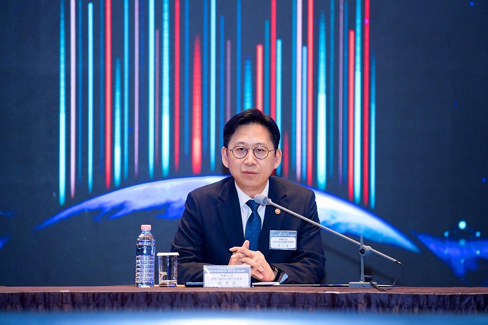 배경훈 부총리 겸 과학기술정보통신부 장관이 3월 11일 서울 중구 플라자호텔에서 열린 'K-문샷 협력기업 업무협약식'에서 인사말을 하고 있다.