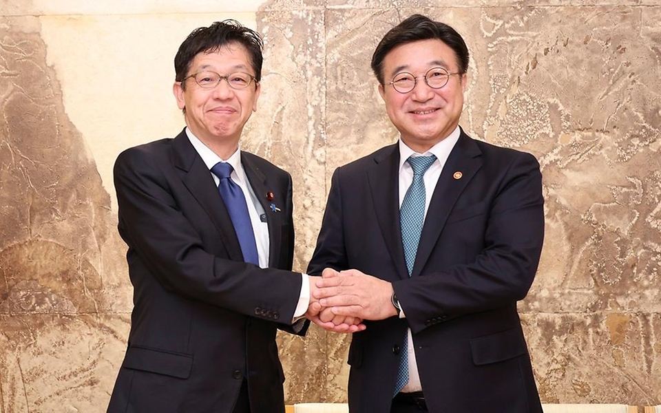 윤호중 행정안전부 장관과 마쓰모토 히사시 일본 디지털대신이 3월 13일(현지 시간) 일본 도쿄에서 조찬 회담을 갖고 인공지능 정부 분야 협력 방안을 논의한 후 기념 촬영을 하고 있다.