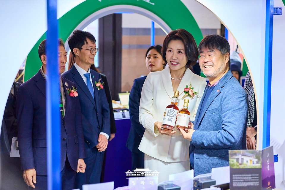 김혜경 여사가 3월 13일 서울 중구 문화역서울284에서 개막한 정부조달 문화상품 특별전 '한국본색'을 관람하고 있다.