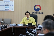 최원호 원자력안전위원회 위원장이 3월 13일 서울 중구 원자력안전위원회 중앙방사능통제상황실에서 원안위 소속 6개 지역사무소를 비롯해 한국원자력안전기술원, 한국원자력통제기술원, 한국수력원자력(주)와 가동원전 안전관리 현황 점검회의를 영상으로 개최, 비상대응체계와 기관 관 협력 사항을 종합적으로 점검하고 있다.
