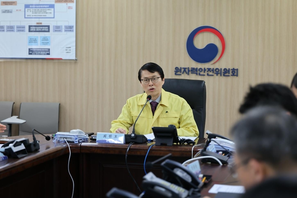 최원호 원자력안전위원회 위원장이 3월 13일 서울 중구 원자력안전위원회 중앙방사능통제상황실에서 원안위 소속 6개 지역사무소를 비롯해 한국원자력안전기술원, 한국원자력통제기술원, 한국수력원자력(주)와 가동원전 안전관리 현황 점검회의를 영상으로 개최, 비상대응체계와 기관 관 협력 사항을 종합적으로 점검하고 있다.