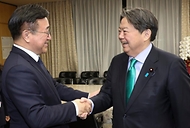 윤호중 행정안전부 장관(왼쪽)이 3월 12일(현지 시간) 일본 도쿄 총무성 청사에서 하야시 요시마사 총무대신과 면담에 앞서 악수하며 인사를 나누고 있다.