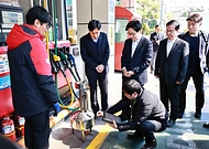 김정관 산업통상부 장관이 3월 13일 국제유가 급등 상황 속에서도 인근 주유소보다 가격을 적게 올린 서울시 마포구 도화동에 위치한 SK에너지 직영 주유소를 방문해 관계자로부터 최근 석유 가격 동향을 청취한 후 석유제품 가격·품질·유통 검사를 참관하고 "최적가격제 시행 이후 국민이 석유 가격 안정을 직접적으로 체감할 수 있도록 앞으로도 판매가격은 안정적으로 유지해 줄 것"을 요청하고 있다.