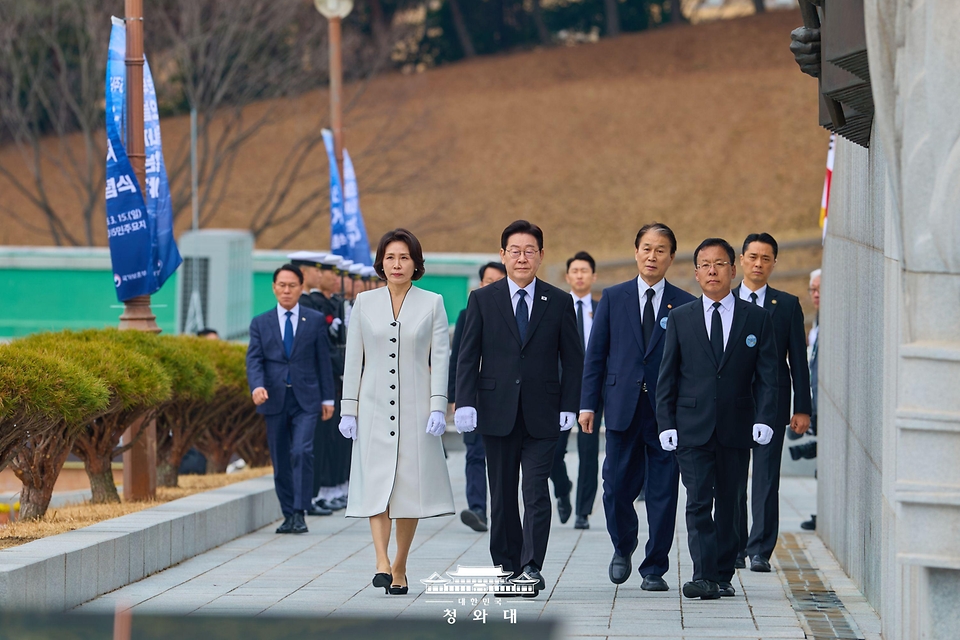 이재명 대통령과 김혜경 여사가 3월 15일 경남 창원시 마산회원구 국립 3·15 민주 묘지에서 열린 제66주년 3·15의거 기념식 참석을 위해 입장하고 있다. <br><br>지난 2010년 3·15의거가 국가기념일로 지정되고 2011년부터 정부 주관으로 기념식을 거행해 온 이래, 대통령이 참석한 것은 이번이 처음이다.