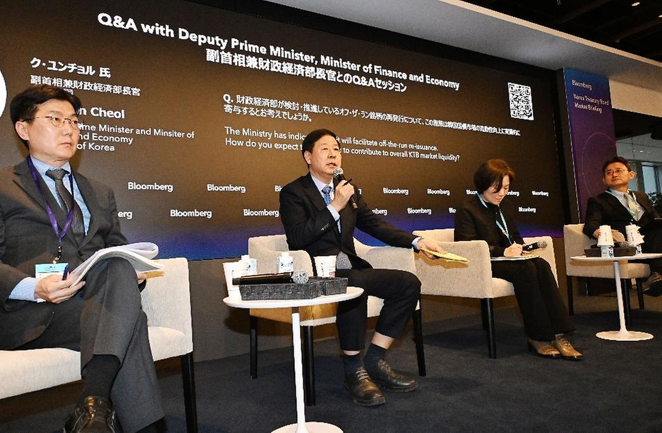 제10차 한-일 재무장관회의 참석차 일본 도쿄를 방문 중인 구윤철 부총리 겸 재정경제부 장관이 3월 13일(현지 시간) 블룸버그 도쿄지국에서 열린 일본 소재 글로벌 투자기관 대상 '한국경제 투자설명회'에서 기조연설 후 참석자 질문에 답변하고 있다.