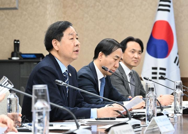 구윤철 부총리 겸 재정경제부 장관이 3월 14일(현지 시간) 일본 도쿄 재무성에서 열린 '제10차 한-일 재무장관회의' 시작에 앞서 카타야마 사츠키 일본 재무장관과 기념사진을 찍은 후 회의에 참석, 모두발언을 하고 있다.